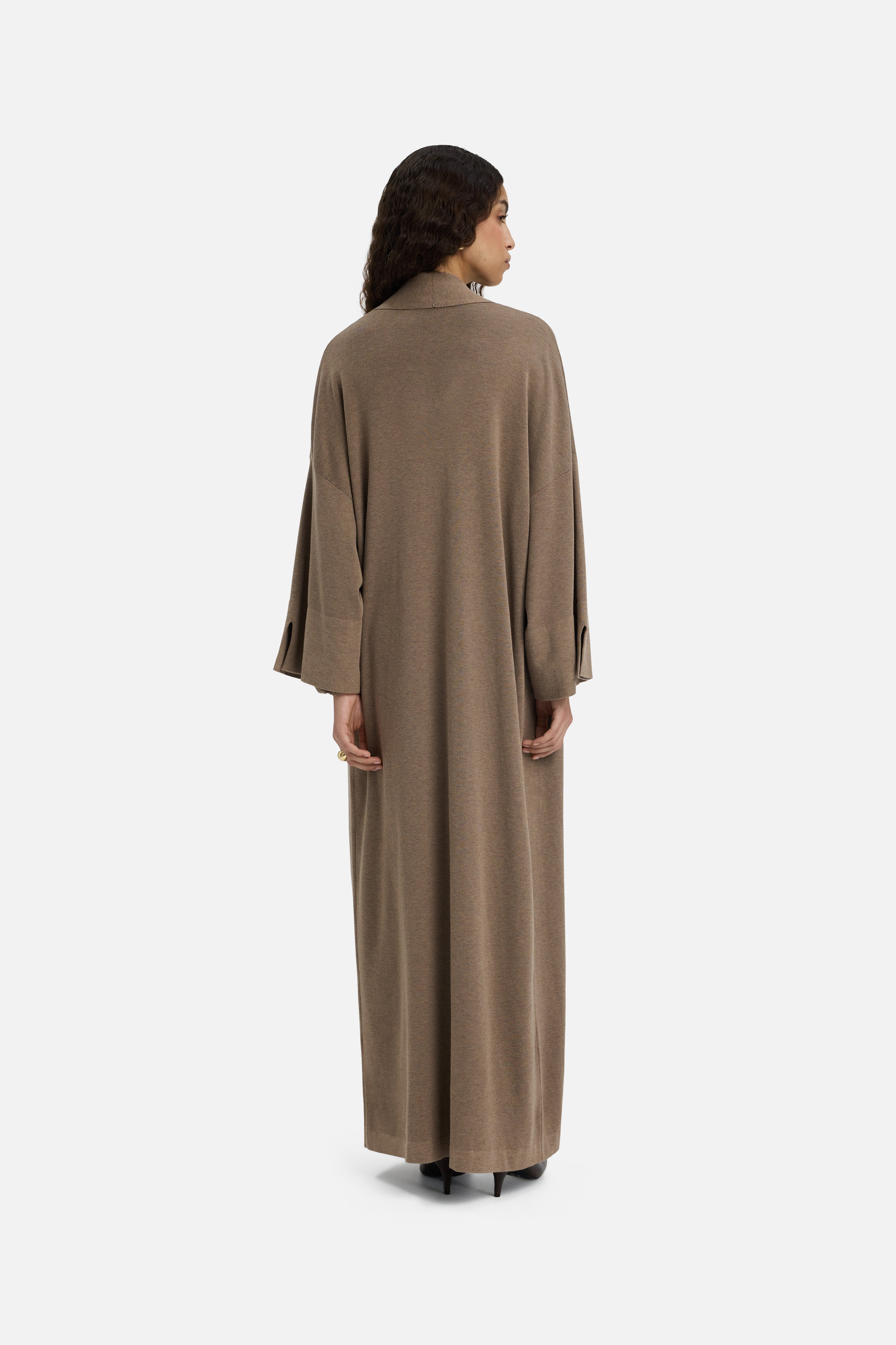 Back view model wearing brown knitted abaya