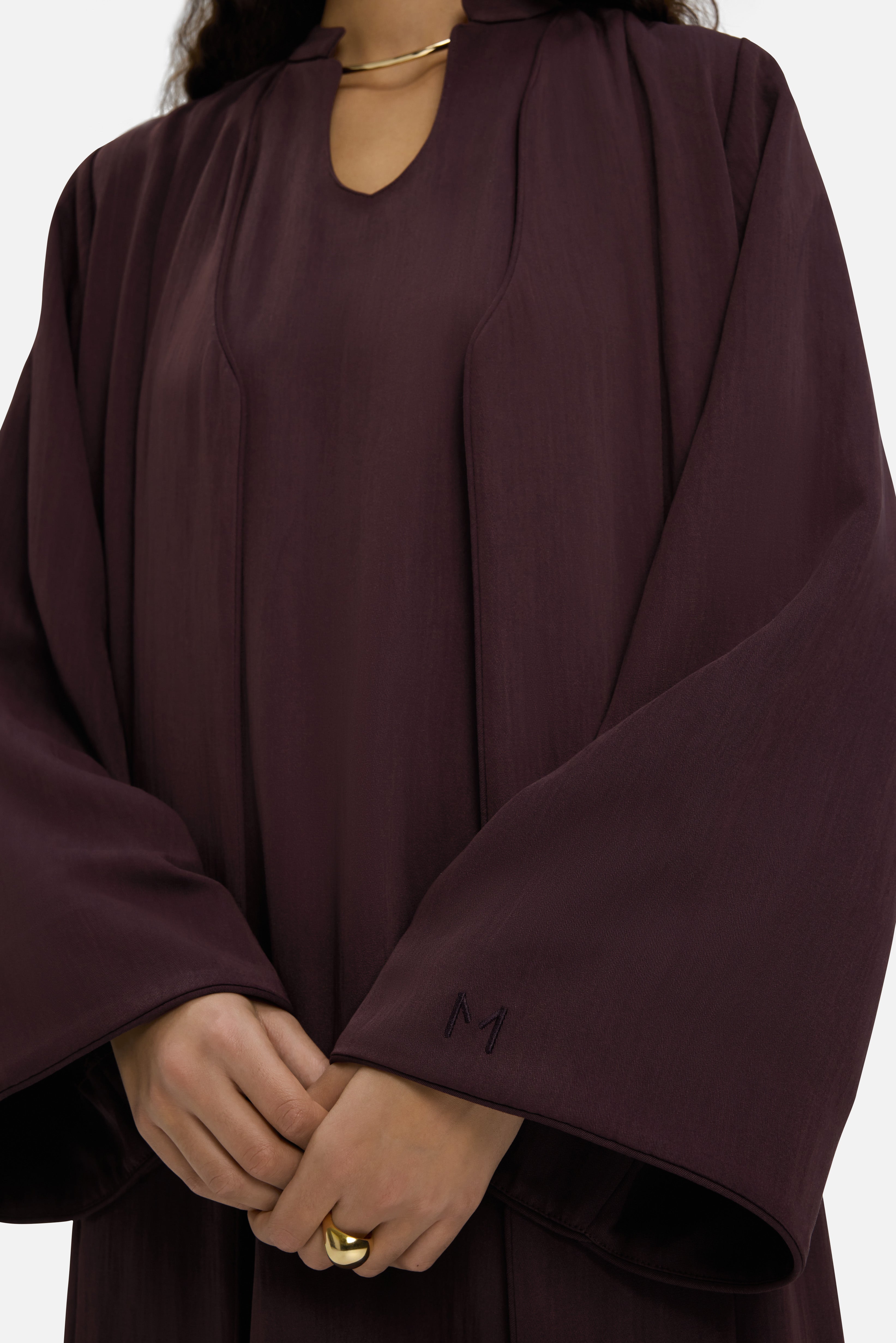 Detail view purple abaya MERRACHI logo on sleeve