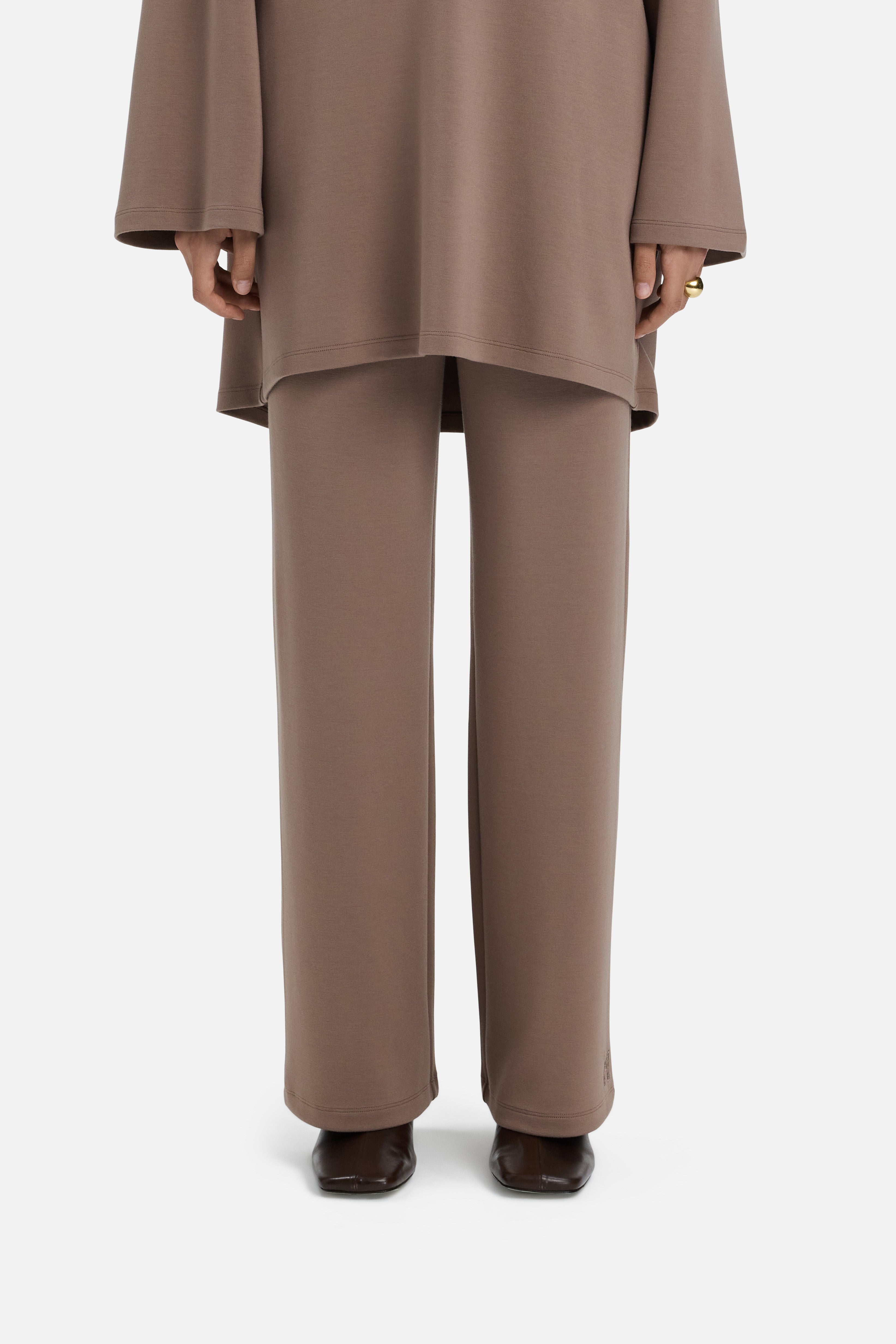 Model wearing taupe MERRACHI pants, detail shot