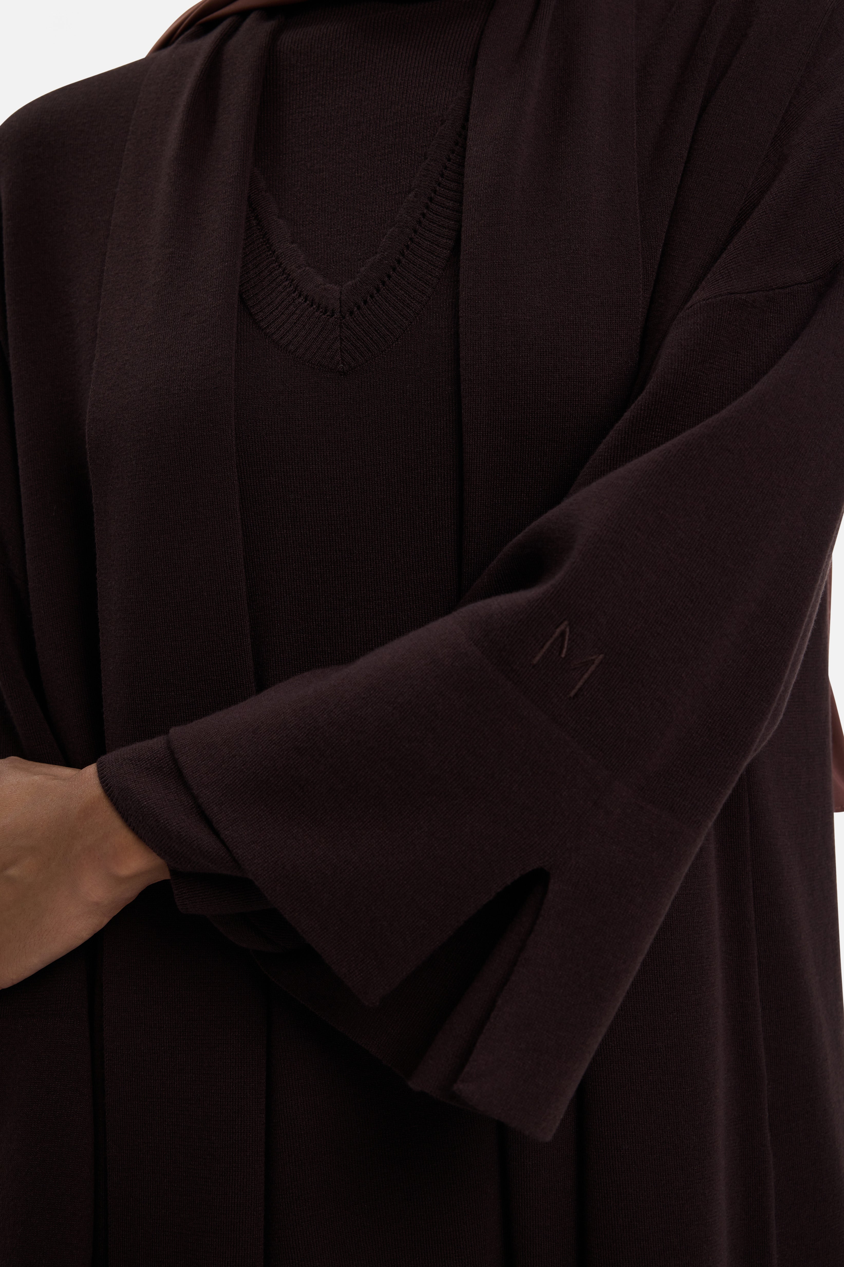 Sleeve detail MERRACHI logo brown abaya