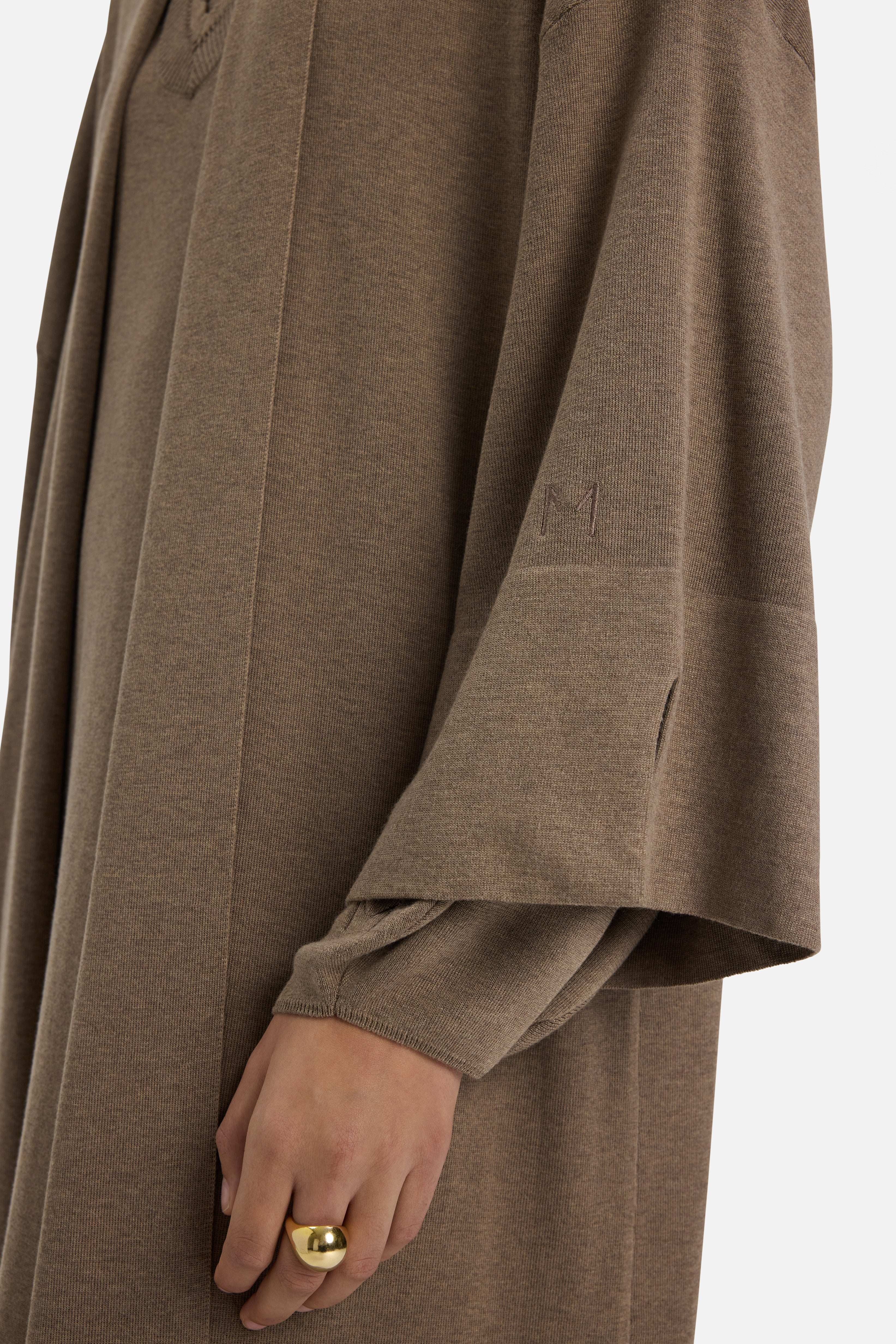 Sleeve detail MERRACHI logo brown abaya